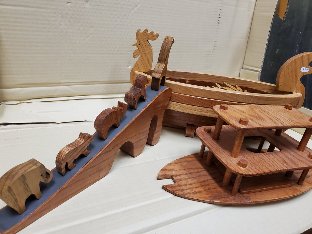 Noah's Arc with assorted figurines - in Oak